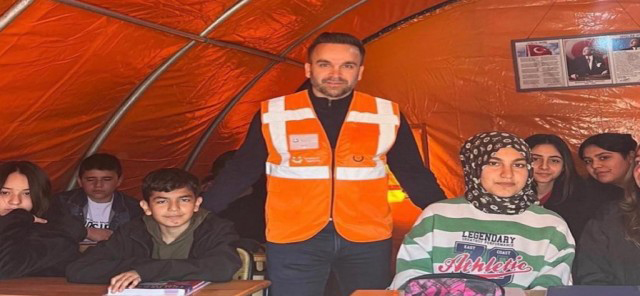 Depremzede miniklere oyuncak ve mutluluk kutusu sürprizi